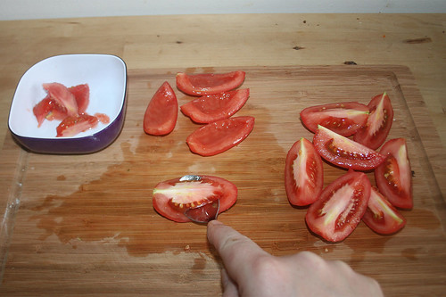 17 - Tomaten vierteln & entkernen / Quarter tomatoes & remove core