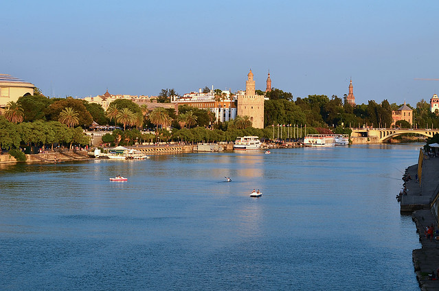 Vistas de Sevilla, la torre del oro y el Rio desde el puente de Triana