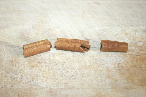 30 - Zimtstange zerbrechen / break up cinnamon stick