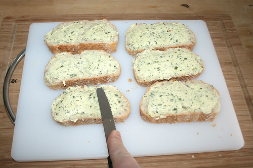 30 - Baguette mit Kräuterbutter beschmieren / Cover baguette slices with herb butter