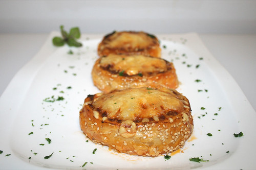 30 - Hackfleisch-Blätterteigrolle mit drei Sorten Käse / Ground meat puff pastry roll with three cheeses - CloseUp