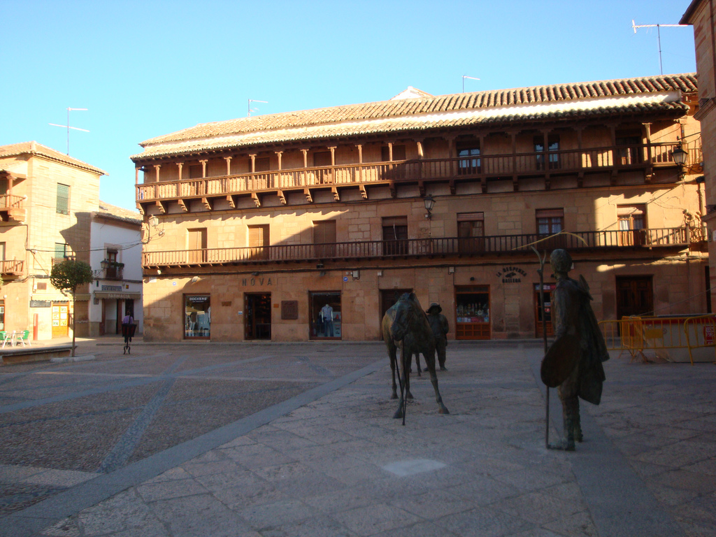 4. Plaza Mayor y balaustradas de madera. Autor, Zubitarra