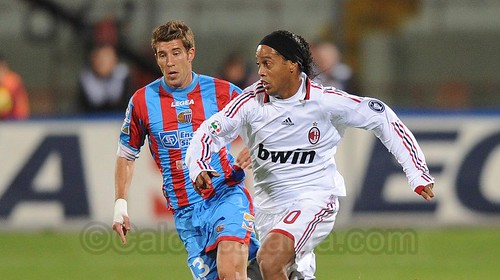 Izco contrasta Ronaldinho in un Catania-Milan