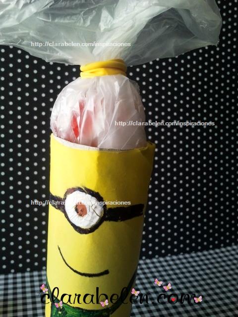 dulcero minions hecho con rollos de carton y globos amarillos