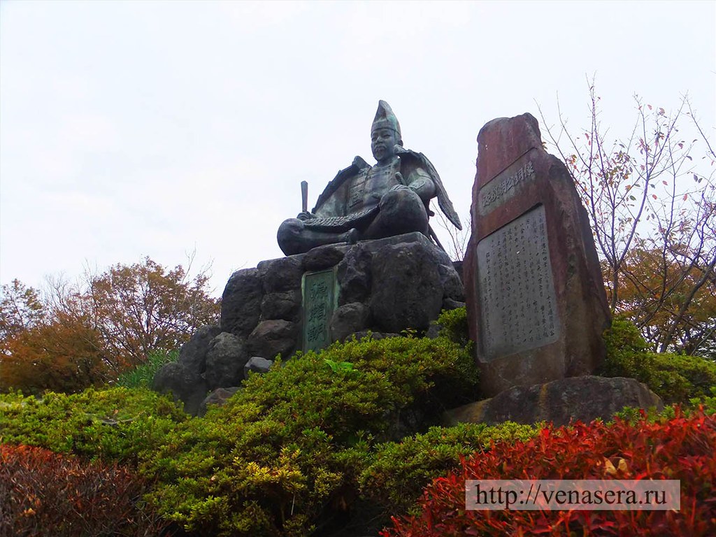 Памятник Минамото Ёритомо