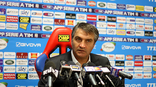 L'allenatore del Catania Gigi De Canio risponde ai cronisti.