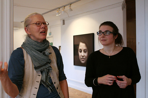 Annika Svenbro och Julia Peirone på Konstforum. I bakgrunden Violet vertigo av Julia Peirone.