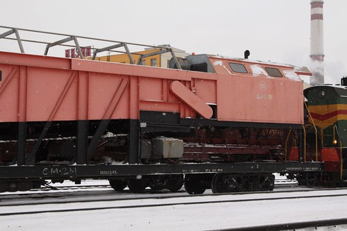 Discharge conveyor at the rear of the snow clearance train