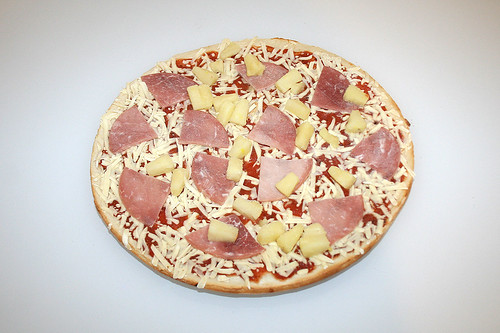 04 - Pizza Hawaii (Wagner Steinofen)  - gefrorene Pizza ausgepackt / frozen pizza unwrapped