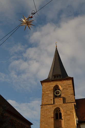Weihnachtsmarkt Freinsheim sun on the church