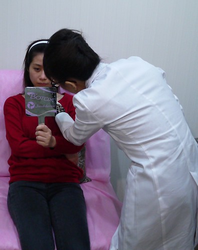 美上美的莊盈彥醫師再次與客人確定要治療的目標