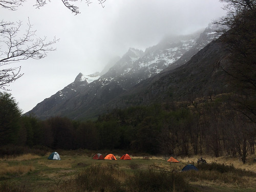 Torres del Paine: trek du W. Jour 4: le camping Lago Grey et ses premières tentes. Le nôtre est la petite orange à droite.