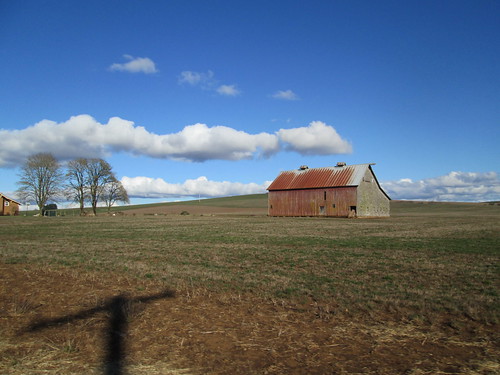 The barn at the southern terminus of Howell Prairie Road