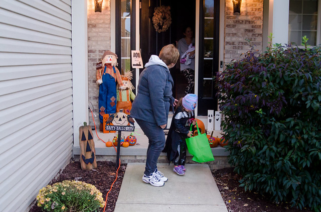20161031-Trick-or-Treat-with-Grandma-0411