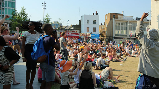 Crowd in Woolwich celebrates as Andy Murray wins Wimbledon