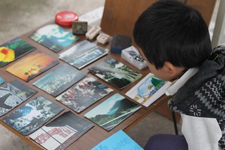 參與的孩子觀看貓公部落手作明信片 地球公民提供