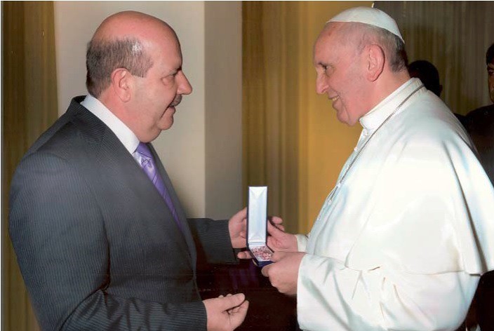 El rosario de rodocrosita que recibió el papa Francisco