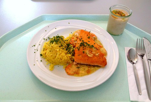 Gratinierter Lachs mit Kokoskarotten & Reis / Salmon au gratin with coco carrots & rice