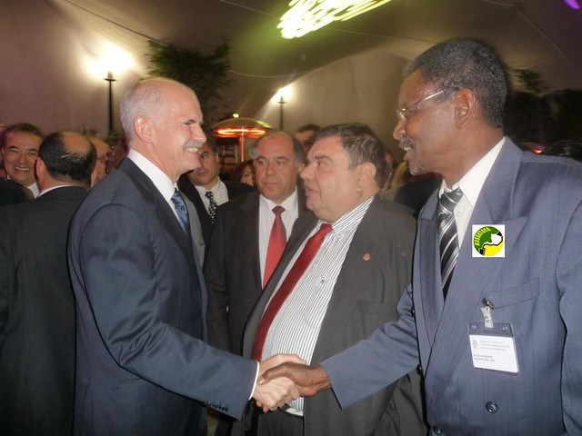 Brahim Ould Boihy serrant la main à M. Georges Papandreou alors Premier ministre Grec. Paris, novembre 2010. DR KASSATAYA