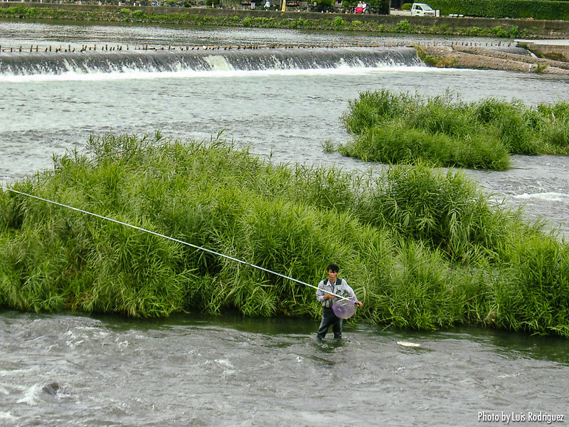 Pescador con el agua por las rodillas en Arashiyama