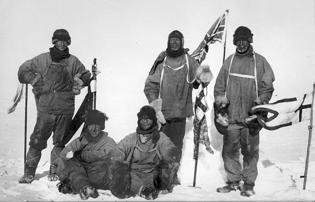 Τα μέλη της Terra Nova Expedition. Από αριστερά: Wilson, Scott, Oates (ορθ), Bowers, Edgar Evans (καθ.)