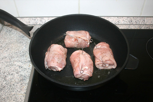 21 - Schnitzelrollen in Pfanne geben / Put schnitzel rolls in pan