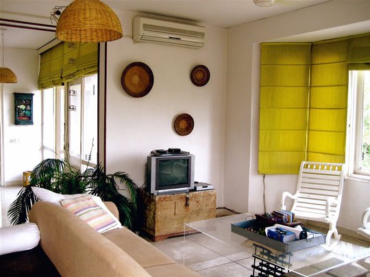 This expat shows us how to tastefully decorate a home on a budget. In New Delhi.