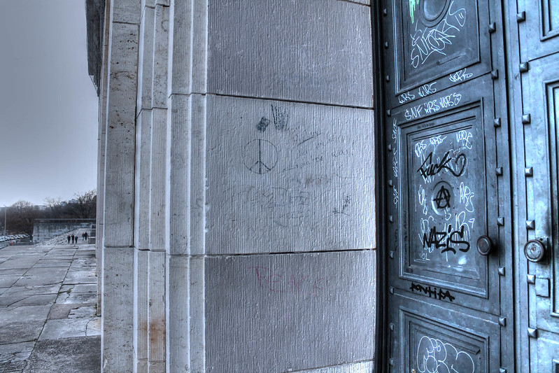 Graffitis sur la porte du Zeppelinfield