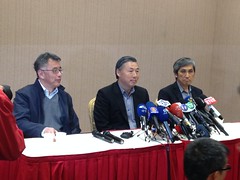 日月光昨於台北召開記者會，由營運長（中）吳田玉、財務長以及高雄廠長說明。
