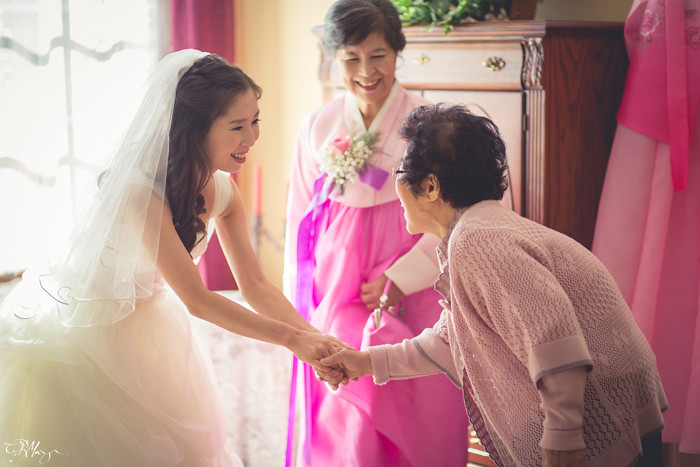 Bride-Mother-Greeting-Guest