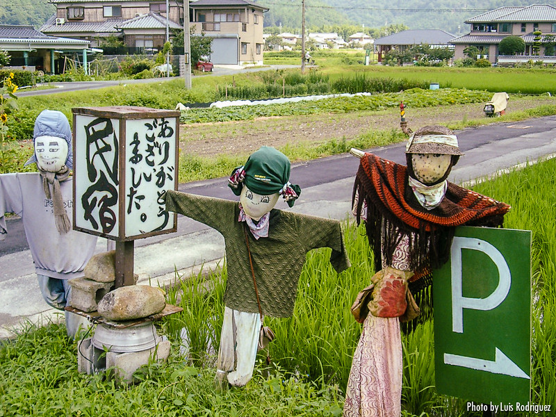 Camino de entrada a un minshuku (alojamiento rural) en el Japón profundo, para hacer la visita al día siguiente a Himeji