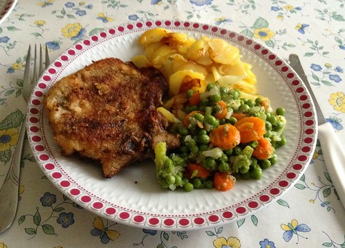 Kotelett vom Schwein mit Bratkartoffeln & Buttergemüse / Pork cutlet with fried potatoes & vegetables