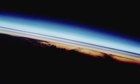 從亞特蘭提斯太空站觀測的景象—地球的大氣層中有三層火山灰，是1991年菲律賓皮納圖博火山噴發所形成。（攝影：ISS/NASA/Corbis。）