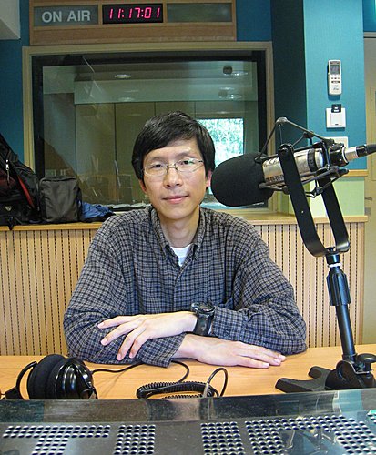姜博仁博士除了追尋台灣雲豹多年，也是專業的野地錄音師，他記錄野生動物的聲音，為保育、研究工作提供了另一種面向。圖為姜博仁接受「自然筆記」節目專訪。圖片提供：范欽慧。