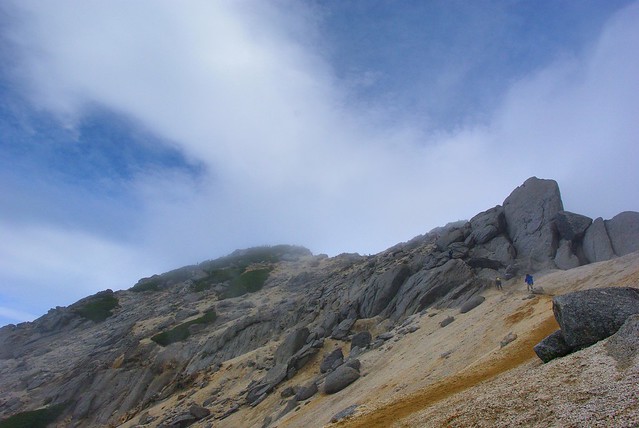 雲の隙間から見える甲斐駒ケ岳山頂