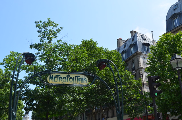 paris_metro_sign_rooftops