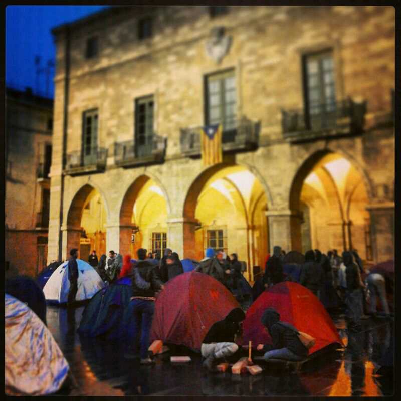 L’Ateneu la Sèquia acampa a la Plaça Major de Manresa per fer pressió davant el judici del 22N