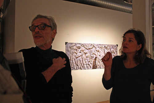 Geraldo Melo tillsammans med tolken Silvia Sardeira Wikström framför ett fotografi från Jerusalem.