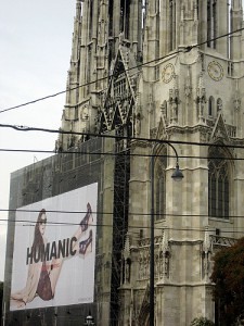 Werbung an der Votivkirche Wien