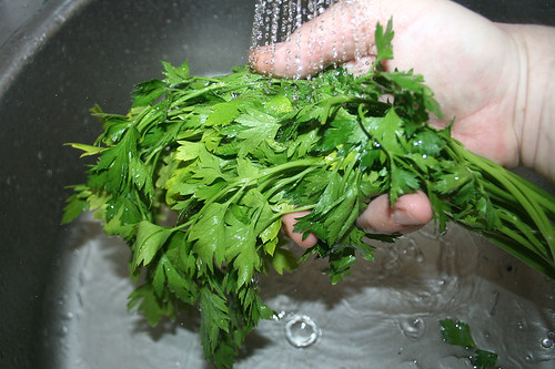 23 - Petersilie waschen / Clean parsley