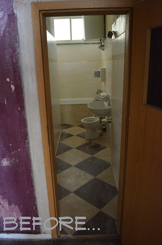 Berlin apartment bathroom_text