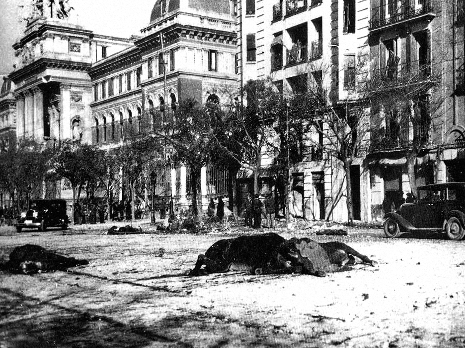 1. Zona de Atocha y caballos muertos después de un bombardeo. Autor, Druidabruxux