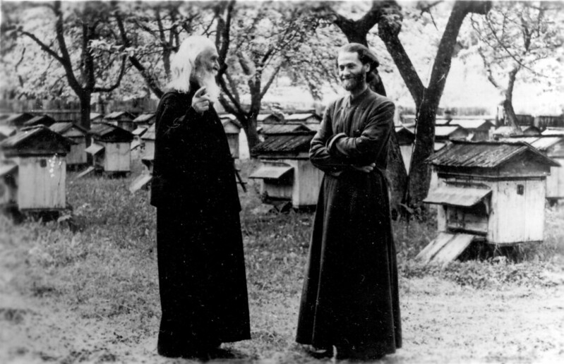 Părintele Justin în anul 1967, împreună cu duhovnicul său, Protosinghelul Epifanie Acatrinei, la Mănăstirea Secu, într-una din primele ascultări de după reprimirea în monahism, aceea de stupar