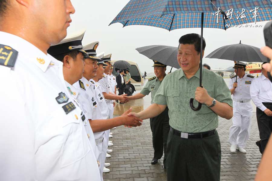 8月28日上午 习总视察海军舰载机陆上训练基地