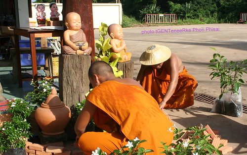 An afternoon in temple Wat Manee Kort (6) by tGenteneeRke along the Mekong river