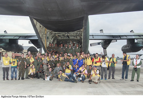 Fotógrafos e tripulação do C-130 no Media flight