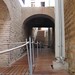 El arco de adobe, la rampa de acceso y el corredor