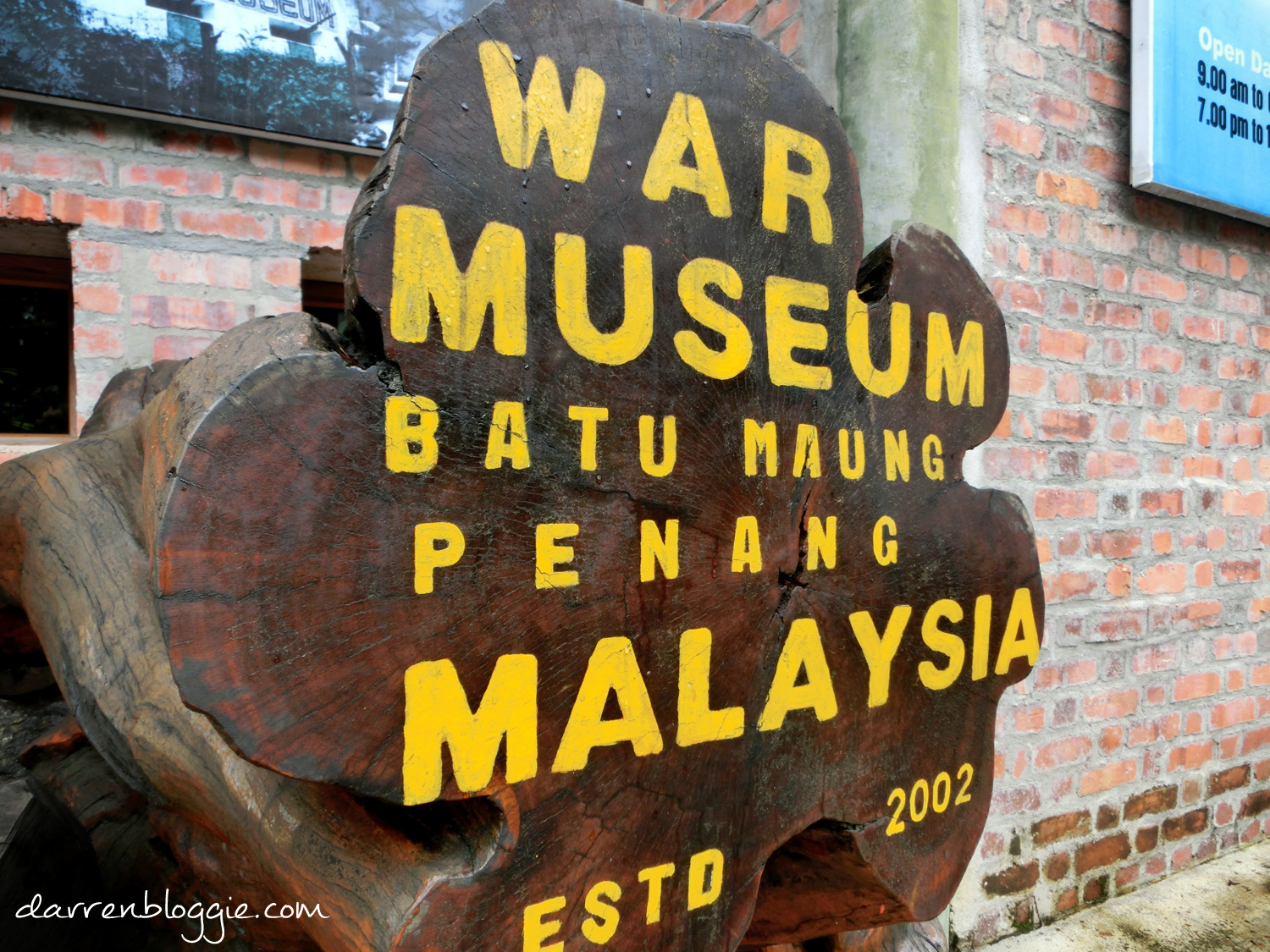 3D2N in Penang : Half Day Tour in Penang to Temples, War Museum & Penang Hill darrenbloggie