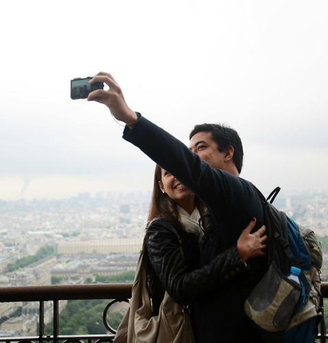 couple taking selfie eiffel tower