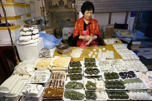 Gwangjang Traditional Market in Korea - rebeccasaw blog-016